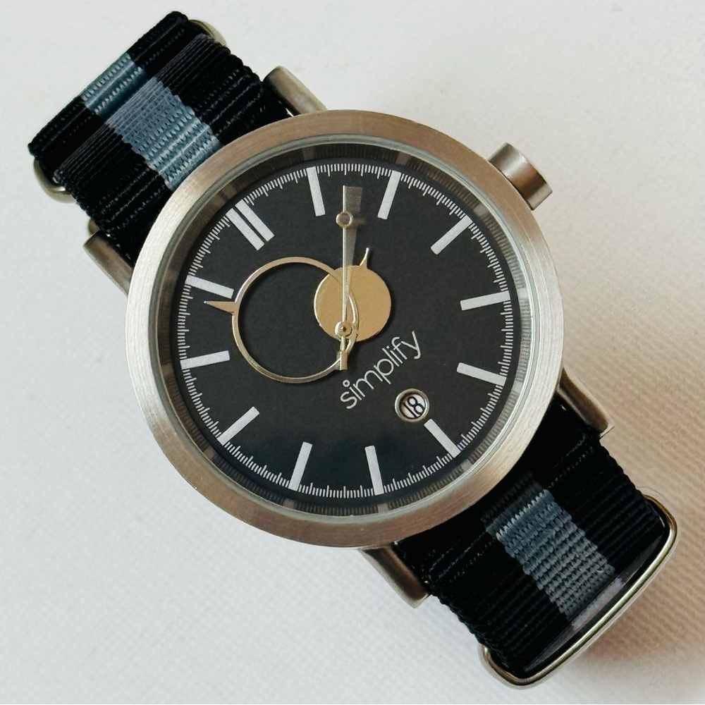 Simplify The 600 40mm Men's Date Watch Silver Black Dial Gray Stripe NATO 0601